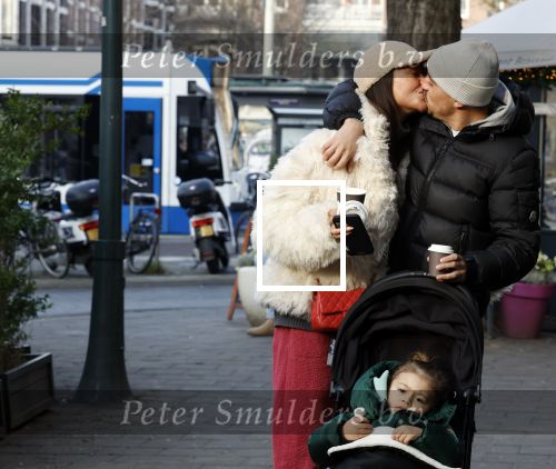 Amsterdam 22 december 2021
Lil Kleine en jaimie Vaes met hun zoon Lion op de cofnelis schuytstraat.