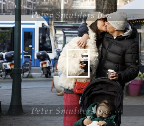 Amsterdam 22 december 2021
Lil Kleine en jaimie Vaes met hun zoon Lion op de cofnelis schuytstraat.