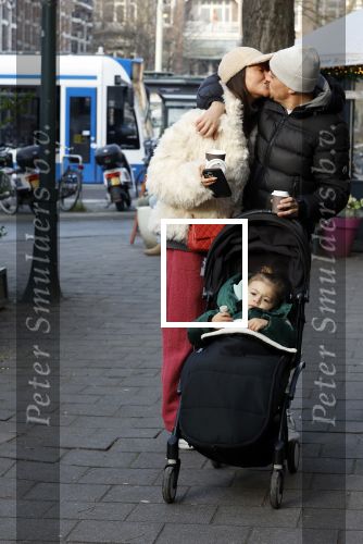 Amsterdam 22 december 2021
Lil Kleine en jaimie Vaes met hun zoon Lion op de cofnelis schuytstraat.