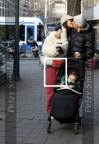 Amsterdam 22 december 2021
Lil Kleine en jaimie Vaes met hun zoon Lion op de cofnelis schuytstraat.