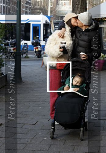Amsterdam 22 december 2021
Lil Kleine en jaimie Vaes met hun zoon Lion op de cofnelis schuytstraat.
