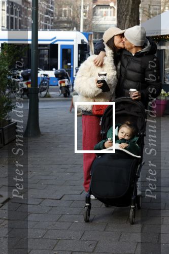 Amsterdam 22 december 2021
Lil Kleine en jaimie Vaes met hun zoon Lion op de cofnelis schuytstraat.