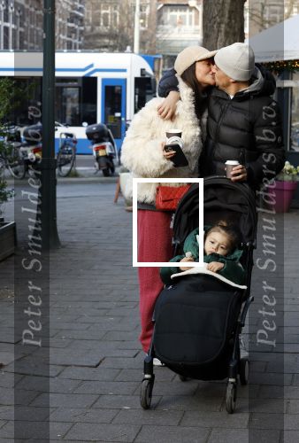 Amsterdam 22 december 2021
Lil Kleine en jaimie Vaes met hun zoon Lion op de cofnelis schuytstraat.