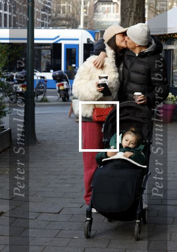 Amsterdam 22 december 2021
Lil Kleine en jaimie Vaes met hun zoon Lion op de cofnelis schuytstraat.