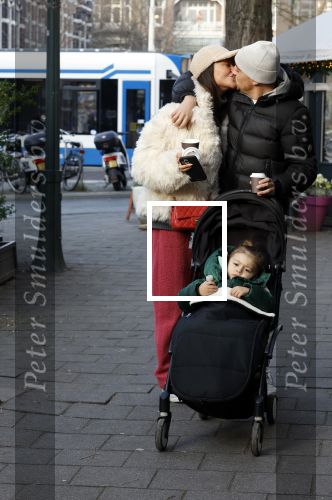 Amsterdam 22 december 2021
Lil Kleine en jaimie Vaes met hun zoon Lion op de cofnelis schuytstraat.