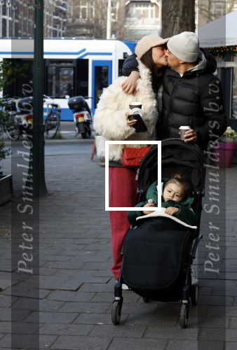 Amsterdam 22 december 2021
Lil Kleine en jaimie Vaes met hun zoon Lion op de cofnelis schuytstraat.