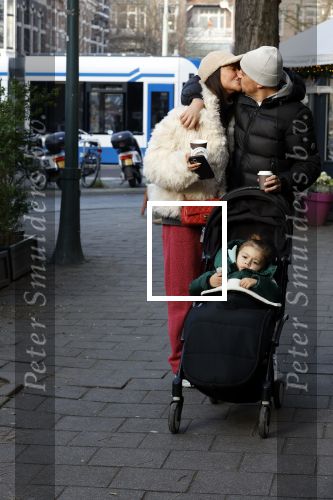 Amsterdam 22 december 2021
Lil Kleine en jaimie Vaes met hun zoon Lion op de cofnelis schuytstraat.