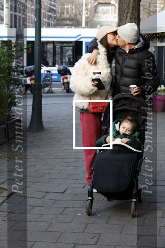 Amsterdam 22 december 2021
Lil Kleine en jaimie Vaes met hun zoon Lion op de cofnelis schuytstraat.