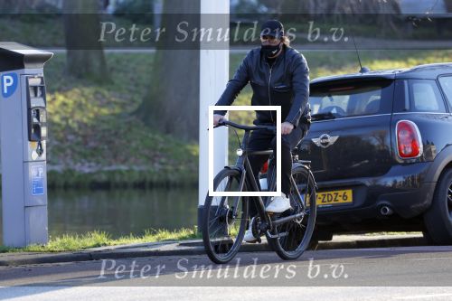 Alkmaar 21 december 2021
Marco Borsato met mondkapje op zijn van Moof fiets in Alkmaar