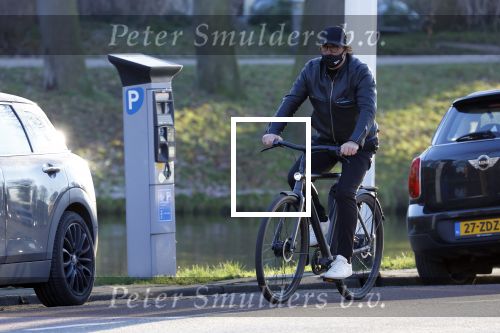 Alkmaar 21 december 2021
Marco Borsato met mondkapje op zijn van Moof fiets in Alkmaar