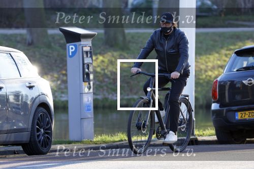 Alkmaar 21 december 2021
Marco Borsato met mondkapje op zijn van Moof fiets in Alkmaar