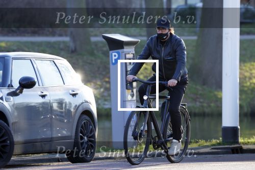 Alkmaar 21 december 2021
Marco Borsato met mondkapje op zijn van Moof fiets in Alkmaar