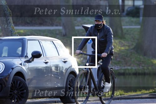 Alkmaar 21 december 2021
Marco Borsato met mondkapje op zijn van Moof fiets in Alkmaar