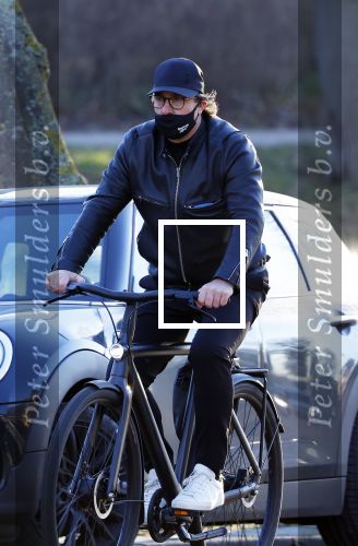 Alkmaar 21 december 2021
Marco Borsato met mondkapje op zijn van Moof fiets in Alkmaar