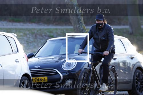 Alkmaar 21 december 2021
Marco Borsato met mondkapje op zijn van Moof fiets in Alkmaar