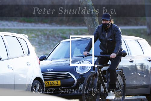 Alkmaar 21 december 2021
Marco Borsato met mondkapje op zijn van Moof fiets in Alkmaar