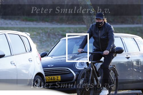 Alkmaar 21 december 2021
Marco Borsato met mondkapje op zijn van Moof fiets in Alkmaar