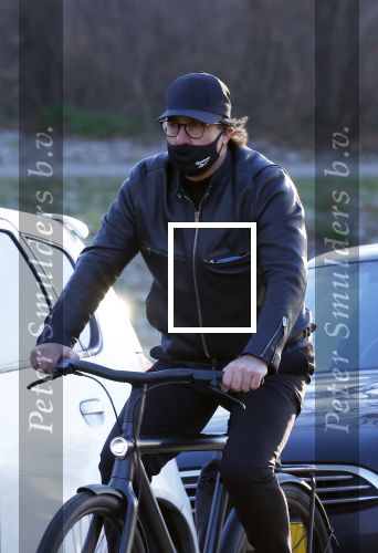 Alkmaar 21 december 2021
Marco Borsato met mondkapje op zijn van Moof fiets in Alkmaar