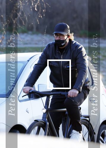 Alkmaar 21 december 2021
Marco Borsato met mondkapje op zijn van Moof fiets in Alkmaar