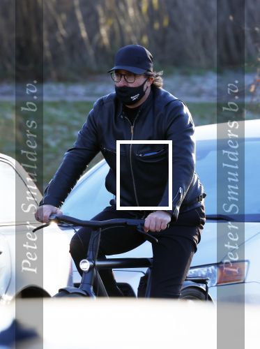 Alkmaar 21 december 2021
Marco Borsato met mondkapje op zijn van Moof fiets in Alkmaar