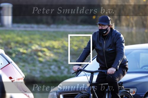 Alkmaar 21 december 2021
Marco Borsato met mondkapje op zijn van Moof fiets in Alkmaar