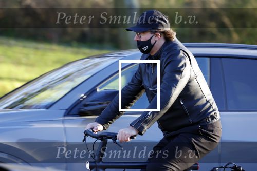 Alkmaar 21 december 2021
Marco Borsato met mondkapje op zijn van Moof fiets in Alkmaar