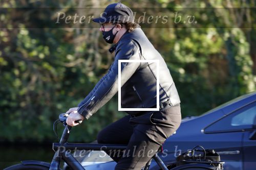 Alkmaar 21 december 2021
Marco Borsato met mondkapje op zijn van Moof fiets in Alkmaar