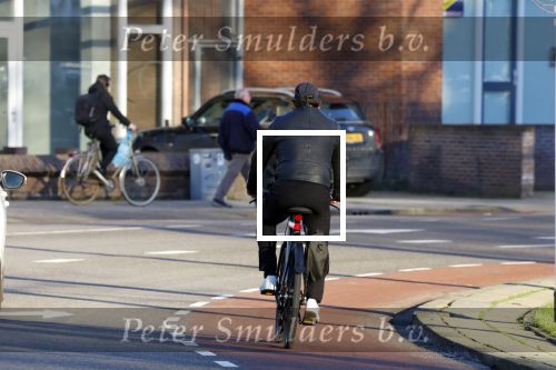 Alkmaar 21 december 2021
Marco Borsato met mondkapje op zijn van Moof fiets in Alkmaar