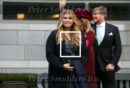 Den Haag 8 december 2021
Prinses Amalia arriveert voor de buitengewone vergadering van de Raad van State. Naast de prinses waren ook koning Willem Alexander en koningin Maxima bij de buitengewone vergadering aanwezig.
Na de vergadering ging Amalia in de tuin een boom planten.