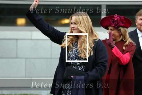 Den Haag 8 december 2021
Prinses Amalia arriveert voor de buitengewone vergadering van de Raad van State. Naast de prinses waren ook koning Willem Alexander en koningin Maxima bij de buitengewone vergadering aanwezig.
Na de vergadering ging Amalia in de tuin een boom planten.