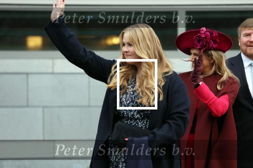 Den Haag 8 december 2021
Prinses Amalia arriveert voor de buitengewone vergadering van de Raad van State. Naast de prinses waren ook koning Willem Alexander en koningin Maxima bij de buitengewone vergadering aanwezig.
Na de vergadering ging Amalia in de tuin een boom planten.