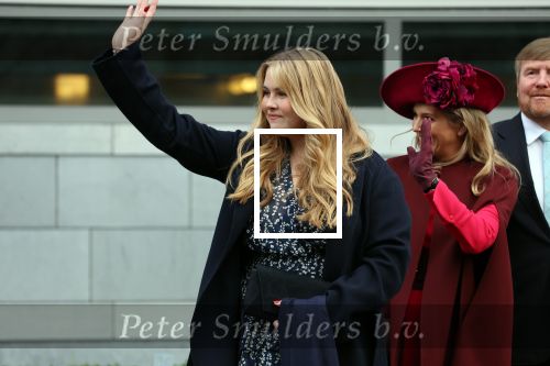 Den Haag 8 december 2021
Prinses Amalia arriveert voor de buitengewone vergadering van de Raad van State. Naast de prinses waren ook koning Willem Alexander en koningin Maxima bij de buitengewone vergadering aanwezig.
Na de vergadering ging Amalia in de tuin een boom planten.