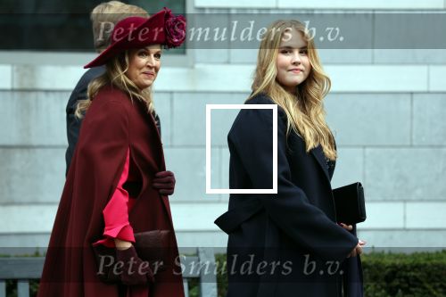 Den Haag 8 december 2021
Prinses Amalia arriveert voor de buitengewone vergadering van de Raad van State. Naast de prinses waren ook koning Willem Alexander en koningin Maxima bij de buitengewone vergadering aanwezig.
Na de vergadering ging Amalia in de tuin een boom planten.