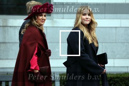 Den Haag 8 december 2021
Prinses Amalia arriveert voor de buitengewone vergadering van de Raad van State. Naast de prinses waren ook koning Willem Alexander en koningin Maxima bij de buitengewone vergadering aanwezig.
Na de vergadering ging Amalia in de tuin een boom planten.