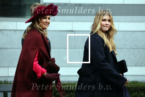 Den Haag 8 december 2021
Prinses Amalia arriveert voor de buitengewone vergadering van de Raad van State. Naast de prinses waren ook koning Willem Alexander en koningin Maxima bij de buitengewone vergadering aanwezig.
Na de vergadering ging Amalia in de tuin een boom planten.