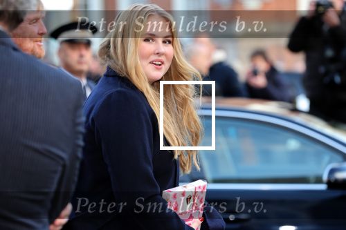 Den Haag 8 december 2021
Prinses Amalia arriveert voor de buitengewone vergadering van de Raad van State. Naast de prinses waren ook koning Willem Alexander en koningin Maxima bij de buitengewone vergadering aanwezig.
Na de vergadering ging Amalia in de tuin een boom planten.