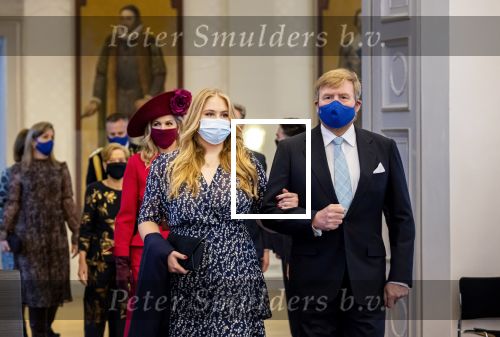Den Haag 8 december 2021
Prinses Amalia arriveert voor de buitengewone vergadering van de Raad van State. Naast de prinses waren ook koning Willem Alexander en koningin Maxima bij de buitengewone vergadering aanwezig.
Na de vergadering ging Amalia in de tuin een boom planten.