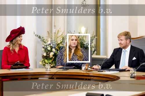 Den Haag 8 december 2021
Prinses Amalia arriveert voor de buitengewone vergadering van de Raad van State. Naast de prinses waren ook koning Willem Alexander en koningin Maxima bij de buitengewone vergadering aanwezig.
Na de vergadering ging Amalia in de tuin een boom planten.