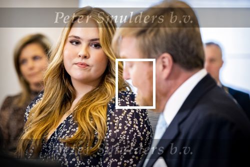 Den Haag 8 december 2021
Prinses Amalia arriveert voor de buitengewone vergadering van de Raad van State. Naast de prinses waren ook koning Willem Alexander en koningin Maxima bij de buitengewone vergadering aanwezig.
Na de vergadering ging Amalia in de tuin een boom planten.