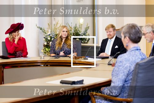 Den Haag 8 december 2021
Prinses Amalia arriveert voor de buitengewone vergadering van de Raad van State. Naast de prinses waren ook koning Willem Alexander en koningin Maxima bij de buitengewone vergadering aanwezig.
Na de vergadering ging Amalia in de tuin een boom planten.