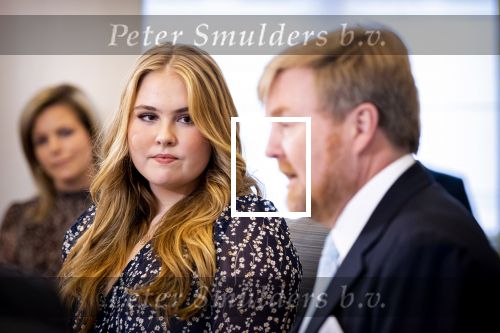 Den Haag 8 december 2021
Prinses Amalia arriveert voor de buitengewone vergadering van de Raad van State. Naast de prinses waren ook koning Willem Alexander en koningin Maxima bij de buitengewone vergadering aanwezig.
Na de vergadering ging Amalia in de tuin een boom planten.