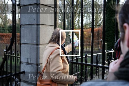 Den Haag 7 december 2021
Prinses Amalia is vandaag 18 jaar oud geworden . Prinses Amalia is met haar moeder Koningin Maxima wezen winkelen . Een dame brengt een kado voor Amalia