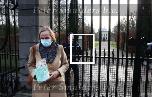 Den Haag 7 december 2021
Prinses Amalia is vandaag 18 jaar oud geworden . Prinses Amalia is met haar moeder Koningin Maxima wezen winkelen . Een dame brengt een kado voor Amalia