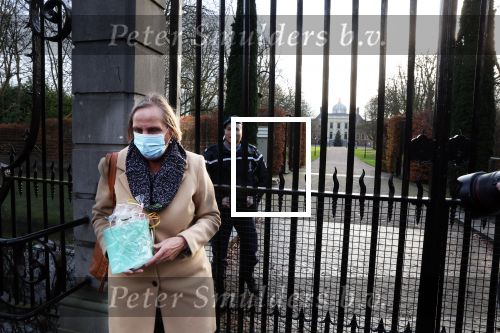 Den Haag 7 december 2021
Prinses Amalia is vandaag 18 jaar oud geworden . Prinses Amalia is met haar moeder Koningin Maxima wezen winkelen . Een dame brengt een kado voor Amalia