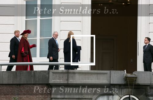 Den Haag 8 december 2021
Prinses Amalia arriveert voor de buitengewone vergadering van de Raad van State. Naast de prinses waren ook koning Willem Alexander en koningin Maxima bij de buitengewone vergadering aanwezig.
Na de vergadering ging Amalia in de tuin een boom planten.