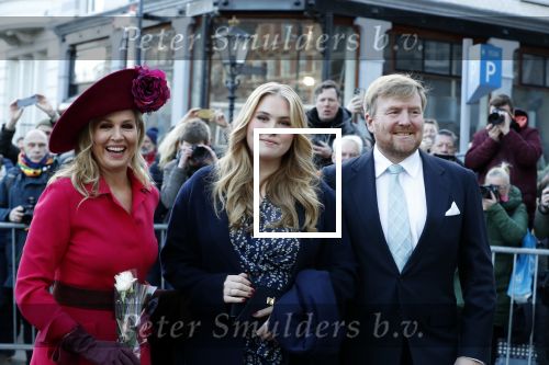 Den Haag 8 december 2021
Prinses Amalia arriveert voor de buitengewone vergadering van de Raad van State. Naast de prinses waren ook koning Willem Alexander en koningin Maxima bij de buitengewone vergadering aanwezig.
Na de vergadering ging Amalia in de tuin een boom planten.