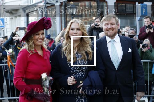 Den Haag 8 december 2021
Prinses Amalia arriveert voor de buitengewone vergadering van de Raad van State. Naast de prinses waren ook koning Willem Alexander en koningin Maxima bij de buitengewone vergadering aanwezig.
Na de vergadering ging Amalia in de tuin een boom planten.