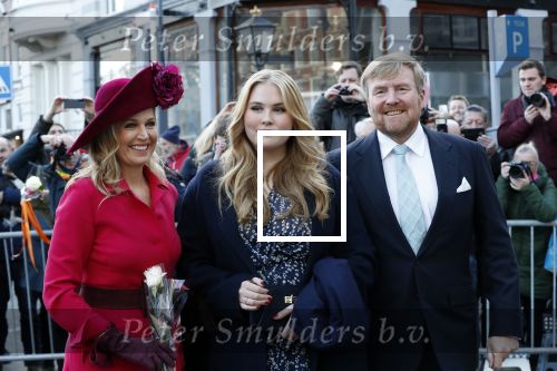 Den Haag 8 december 2021
Prinses Amalia arriveert voor de buitengewone vergadering van de Raad van State. Naast de prinses waren ook koning Willem Alexander en koningin Maxima bij de buitengewone vergadering aanwezig.
Na de vergadering ging Amalia in de tuin een boom planten.