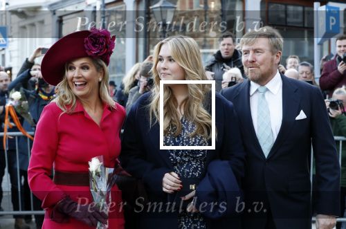 Den Haag 8 december 2021
Prinses Amalia arriveert voor de buitengewone vergadering van de Raad van State. Naast de prinses waren ook koning Willem Alexander en koningin Maxima bij de buitengewone vergadering aanwezig.
Na de vergadering ging Amalia in de tuin een boom planten.