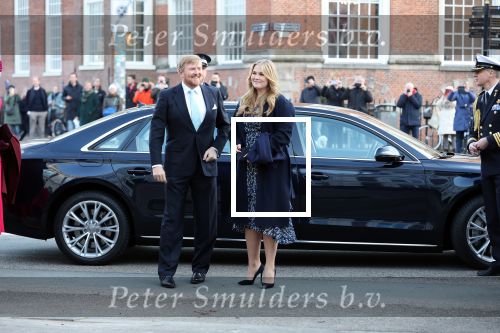 Den Haag 8 december 2021
Prinses Amalia arriveert voor de buitengewone vergadering van de Raad van State. Naast de prinses waren ook koning Willem Alexander en koningin Maxima bij de buitengewone vergadering aanwezig.
Na de vergadering ging Amalia in de tuin een boom planten.